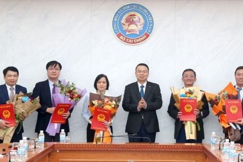 Bộ Tài chính công bố, trao quyết định điều động, bổ nhiệm các lãnh đạo cấp vụ