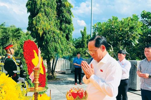 Phó Chủ tịch Quốc hội, Thượng tướng Trần Quang Phương dâng hương tại Nghĩa trang liệt sỹ Thiên Bút