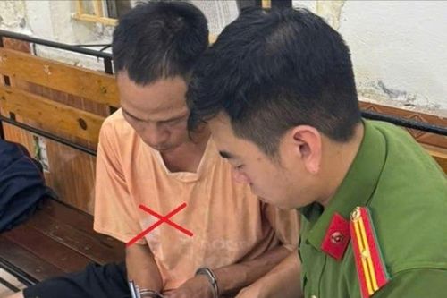 Tạm giữ người bố xích chân, kéo lê con trai trên đường