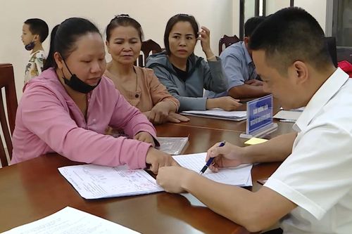 Người dân làm thủ tục đất đai tại xã tăng mạnh