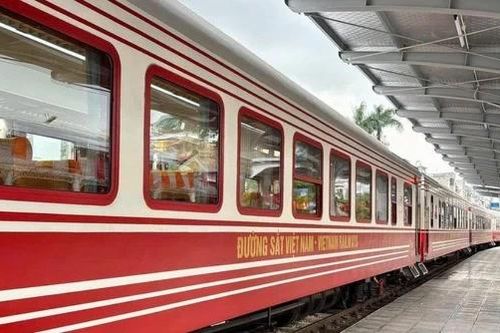 Giá vé tháng tàu Hoa Phượng Đỏ tăng từ tháng 7/2025