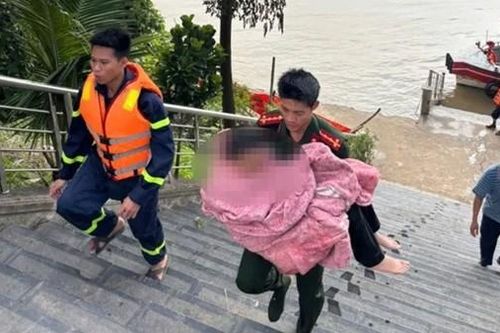 Người phụ nữ nhảy xuống sông Hồng được cứu kịp thời