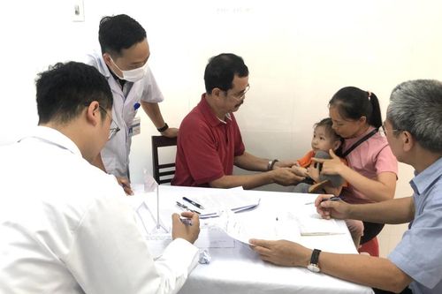 Bệnh viện đa khoa tỉnh khám, phẫu thuật và tiếp nhận chuyển giao kinh nghiệm khám sàng lọc, phẫu thuật cho 186 trẻ khuyết tật