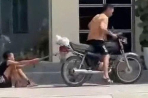 Cháu bé bị xích chân, trói tay, kéo lê dọc đường: Nguyên nhân gây phẫn nộ