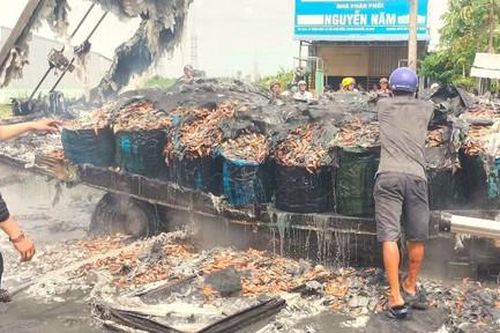 Xe máy va chạm xe tải chở tôm rồi bốc cháy, 2 vợ chồng tử vong thương tâm