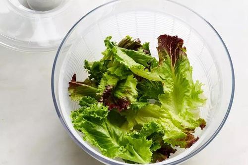 Rửa kỹ vẫn không hết ký sinh trùng, chuyên gia chỉ cách ăn rau sống an toàn nhất