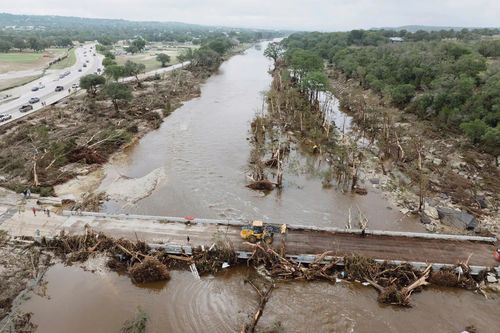 Khoảnh khắc đội cứu hộ ở Texas vượt dòng nước xiết cứu người phụ nữ bị lũ cuốn