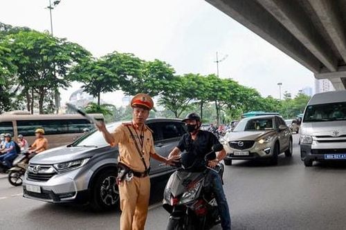 Hà Nội: Nhắc nhở hàng trăm trường hợp vi phạm làn đường tuyến Phạm Văn Đồng