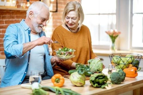 Phát hiện gây sốc: Người cao tuổi sống thọ hơn nhờ thường xuyên... nấu ăn và dọn dẹp nhà cửa hàng ngày