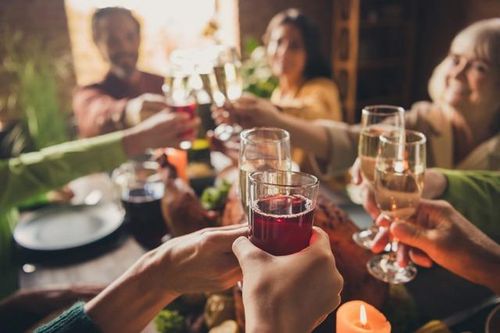 Vì sao người EQ cao luôn né tránh xuất hiện 4 nơi này?