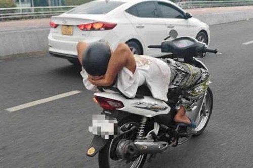 Đà Nẵng: Xử lý người đàn ông điều khiển xe máy thả hai tay, nằm ngửa trên đường phố