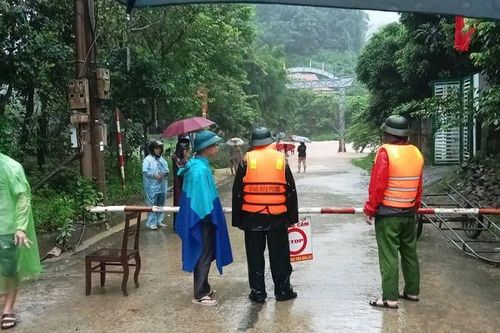 Mưa lớn trong đêm khiến nhiều khu vực ở xã miền núi Nghệ An ngập nặng, chính quyền xuyên đêm ứng phó