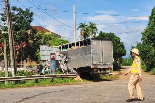 Ô tô tải biến dạng phần đầu sau va chạm với xe đầu kéo, tài xế đi cấp cứu