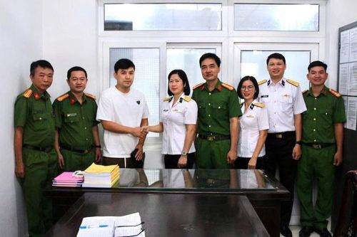 Nhặt được chiếc ví, nữ sĩ quan Hải quân giao nộp cho công an trả lại người đánh mất