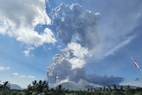 Video núi lửa phun đám mây tro bụi cao tới 18 km tại Indonesia