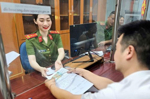 Công an phường Ngọc Hà gần dân hơn nhờ hành chính 'ca 3'