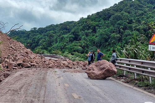 Quảng Trị: Thông xe qua điểm sạt lở trên QL 15D