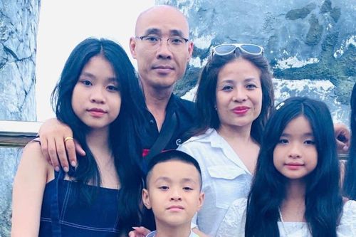 Nghẹn ngào video người phụ nữ lần lượt giới thiệu mộ của chồng, con