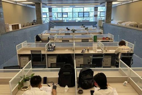 Cảnh tượng nhân viên làm việc dưới bể bơi gây sốc ở Trung Quốc