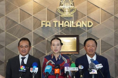 Madam Pang từ chối đơn từ chức của HLV tuyển nữ Thái Lan