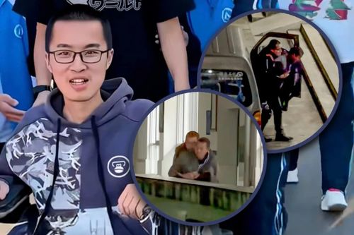 Bố 12 năm cõng con đi học khiến hàng triệu người xúc động