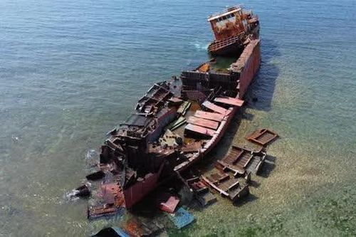 Tháo dỡ tàu mắc cạn 'sống ảo' ở Khánh Hòa