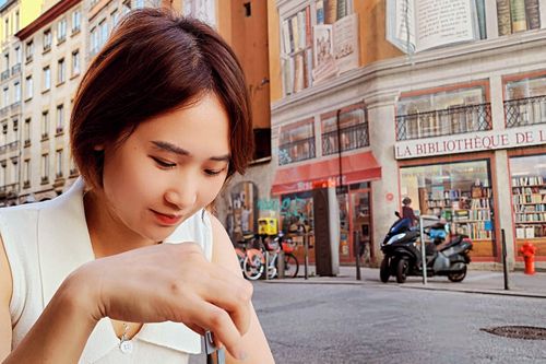 Bỏ văn phòng, cô gái 9X làm quản lý công ty Anh từ xa, kiếm gấp 3 lần