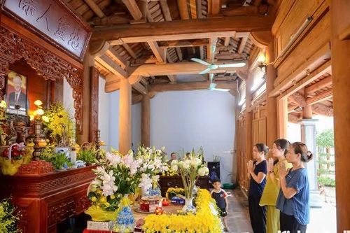 Người dân tới thắp hương tưởng niệm cố Tổng Bí thư Nguyễn Phú Trọng