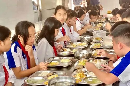 Tổ chức bữa ăn bán trú cho học sinh các trường trên địa bàn Hà Nội