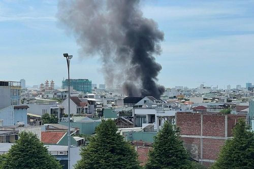 Cháy lớn tại kho chứa vải ở Đà Nẵng, cột khói bốc cao hàng trăm mét