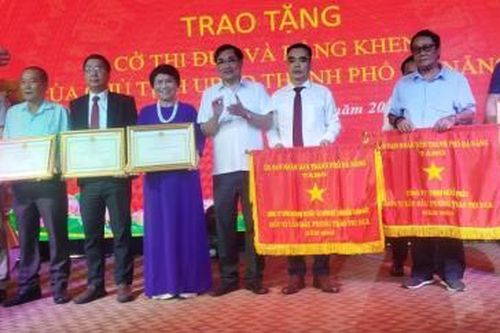 Chủ tịch UBND TP Đà Nẵng tặng Cờ thi đua cho 2 doanh nghiệp