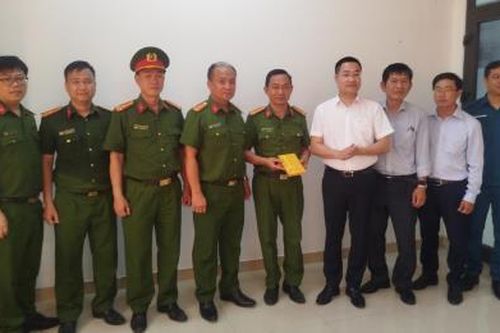 Khen thưởng đột xuất lực lượng chữa cháy trên đường Nguyễn Đình Tựu