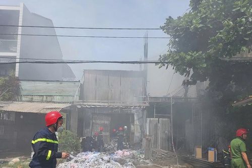Cháy lớn tại nhà kho chứa vải ở Đà Nẵng