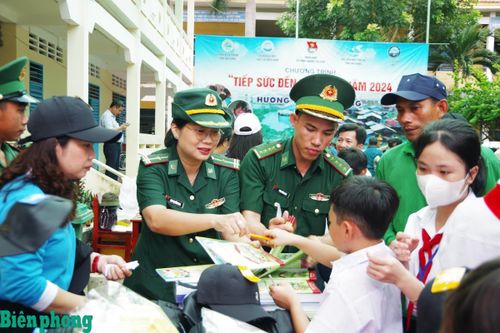 Đóa hoa nở rộ nơi biên thùy