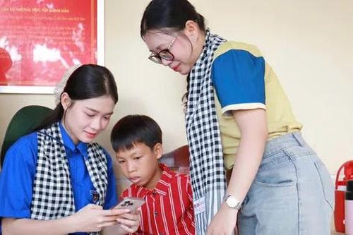 Vượt hàng trăm cây số ra Đặc khu Thổ Châu hỗ trợ người dân công nghệ số