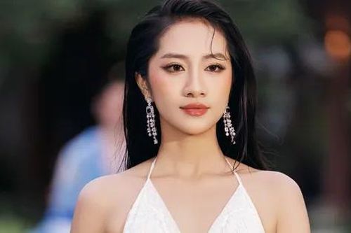 Hoa hậu Hà Trúc Linh, Á hậu Châu Anh, Vân Nhi trình diễn thời trang