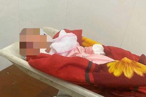 Bé gái sơ sinh bị bỏ rơi ở nhà văn hóa kèm bức thư viết tay nhờ người 'nuôi giúp'