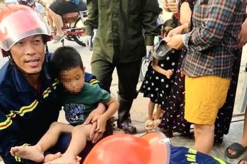Phá bê tông cứu cháu bé 5 tuổi mắc kẹt ở ống thoát nước