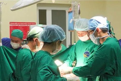Phẫu thuật khẩn cấp cứu cụ ông máu phun thành vòi trong bụng vì tai nạn