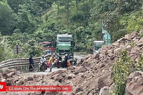 Quốc lộ 15D lên Cửa khẩu quốc tế La Lay bị chia cắt do sạt lở đất