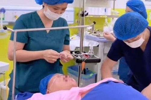 Mổ cấp cứu bắt thai cho người phụ nữ 22 tuổi nặng 120kg