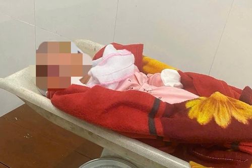 Bé gái 1 ngày tuổi bị bỏ rơi ở nhà văn hóa kèm bức thư viết tay