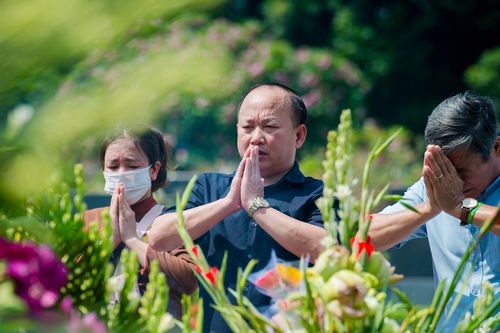Người dân tưởng nhớ cố Tổng Bí thư Nguyễn Phú Trọng 1 năm ngày mất