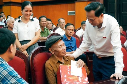 Bộ trưởng Đào Ngọc Dung trao 60 phần quà cho người nghèo, người có công