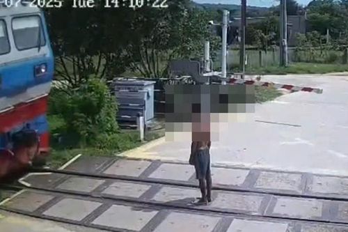 Ra giữa đường ray khi gác chắn đã hạ, người đàn ông bị tàu tông tử vong tại chỗ