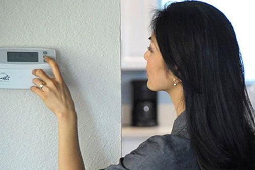 Vì sao khách sạn thường để nhiệt độ điều hòa rất lạnh?