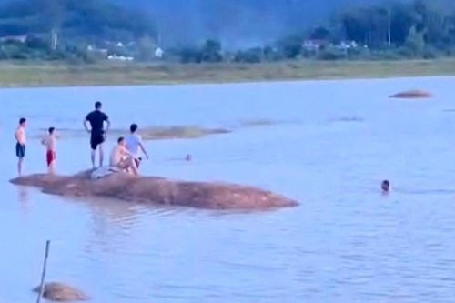Ba nam sinh sảy chân rơi vào vùng nước sâu, chỉ cứu được 1 em