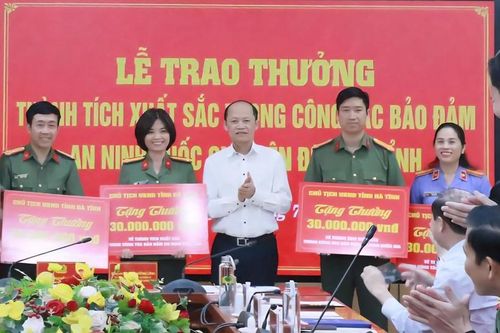 Phòng 1 VKSND Hà Tĩnh được Chủ tịch UBND tỉnh khen thưởng