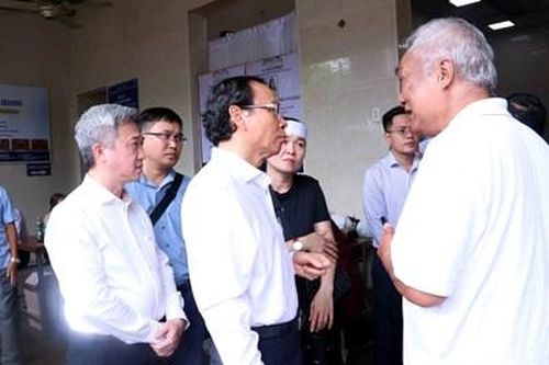 Bí thư Thành ủy TP HCM Nguyễn Văn Nên viếng các nạn nhân vụ cháy cư xá Độc Lập