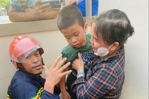 Quảng Trị: Giải cứu thành công cháu bé mắc kẹt chân trong ống thoát nước
